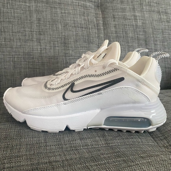 White Nike shoes - Picture 6 of 12